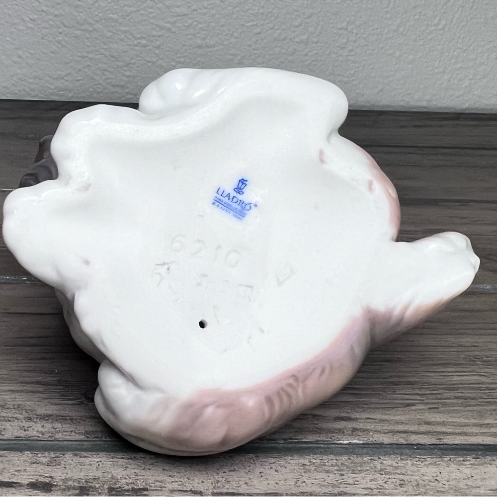 Lladró Vintage 1994 Gentle Surprise Dog & Butterfly Figurine puppy in made Spain - Picture 5 of 16
